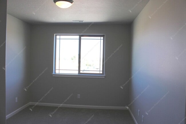 Building Photo - 3 BR home in Northwest Redmond w/ Mountain Views