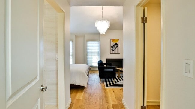 Building Photo - Downtown HB Furnished One-Month to Mid-Term Rental