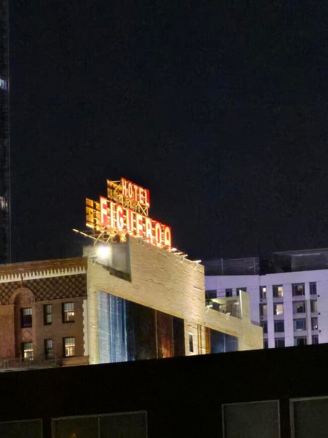 Building Photo - 600 W 9th St