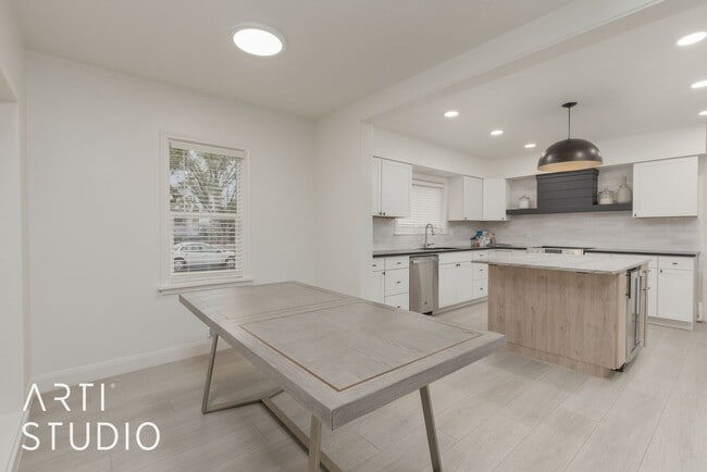 Building Photo - Newly Renovated 3 Bedroom, 2 Bathroom Home...