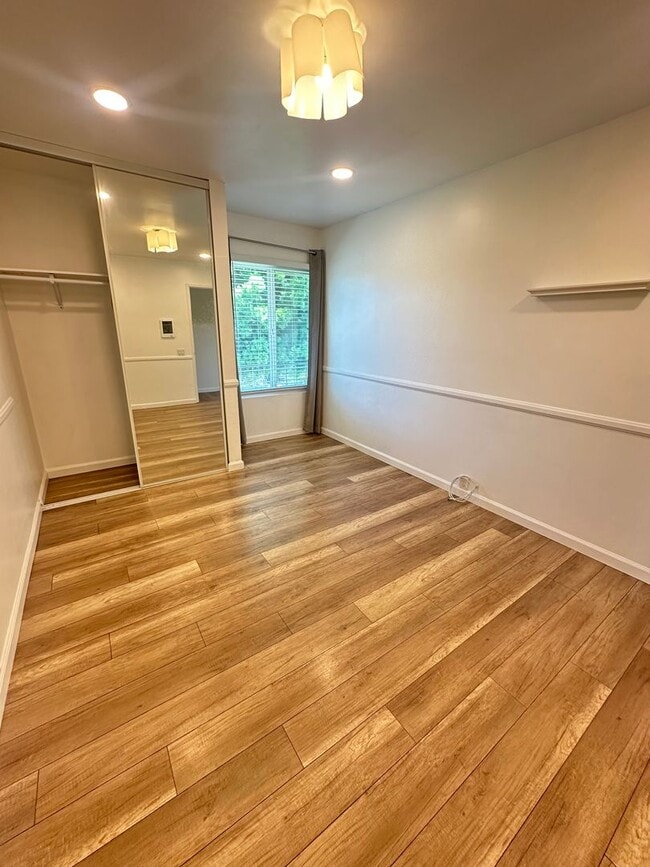 Building Photo - Spacious 3BR/2.5BA updated 2-story townhou...