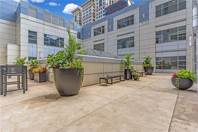 Building Photo - 301 Fifth Ave
