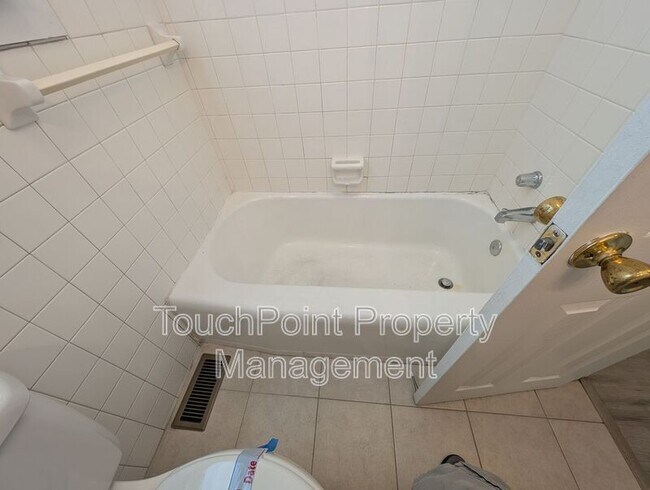 Building Photo - 476 Spring St SW