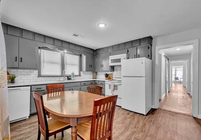 Building Photo - 4 bedroom 2 Bath - Available Now