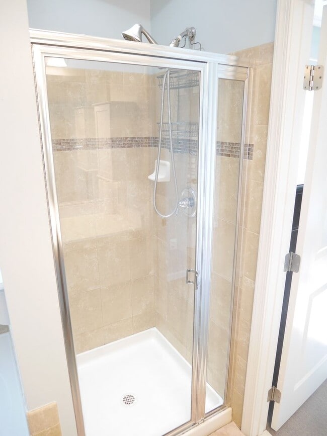 Building Photo - Stunning 5-Bedroom, 3.5-Bathroom Fully Furnished Home for Rent