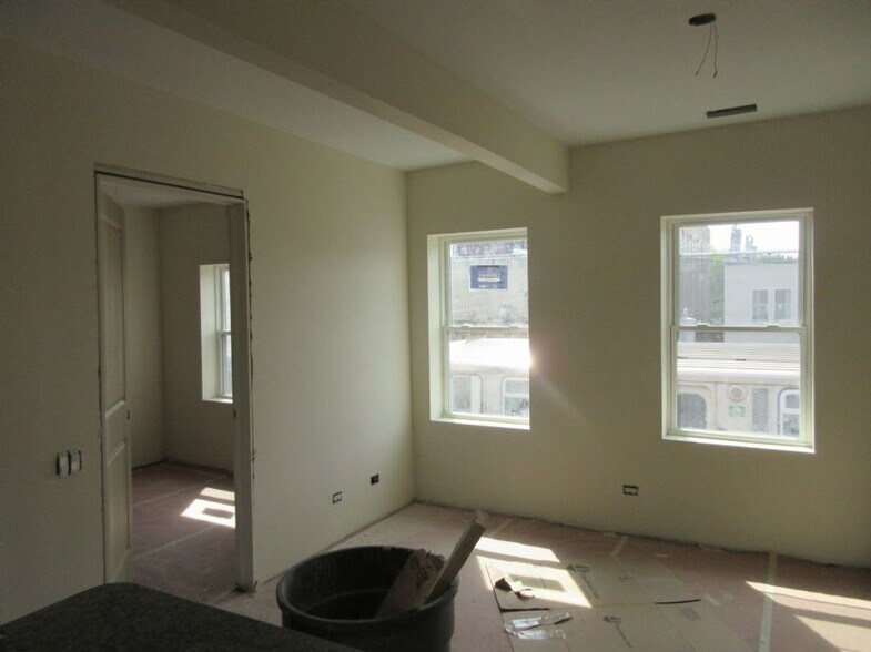 Building Photo - 2020 N Bissell St
