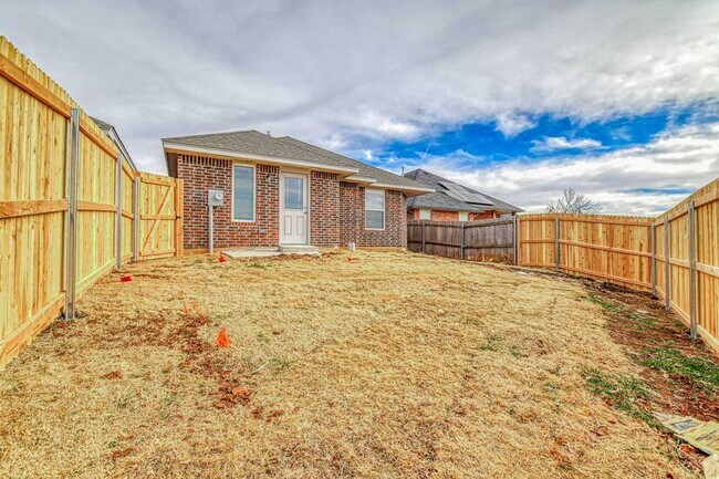 Building Photo - Beautiful Newer Construction Home!