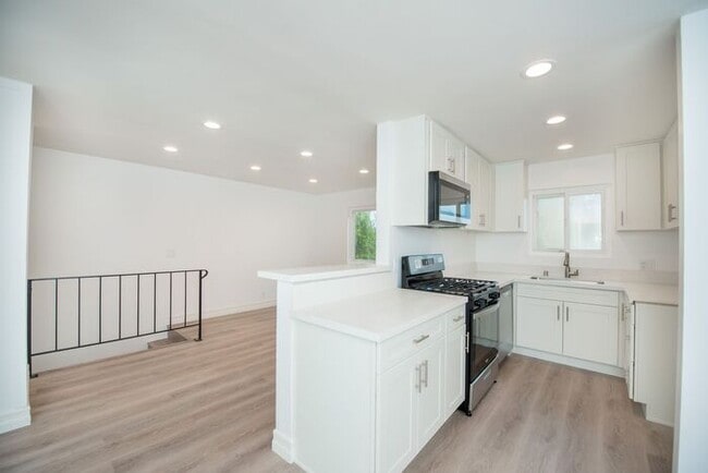Building Photo - Downtown HB Remodled unit - 2 blocks from the sand