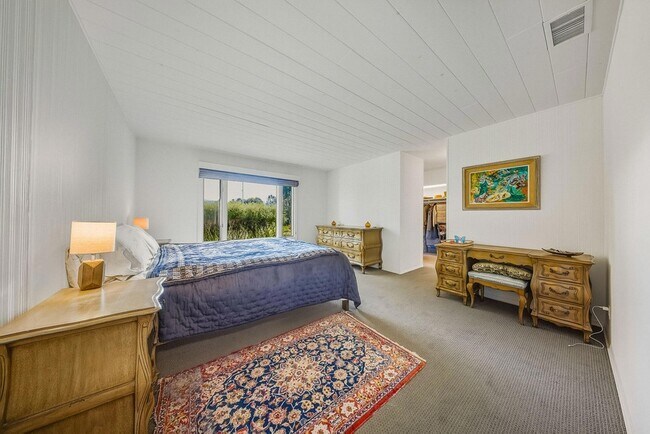 Building Photo - 724 N Refugio Rd