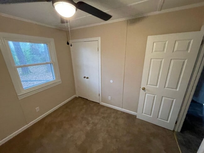Building Photo - 4 Bedroom Brick House - Vouchers Accepted