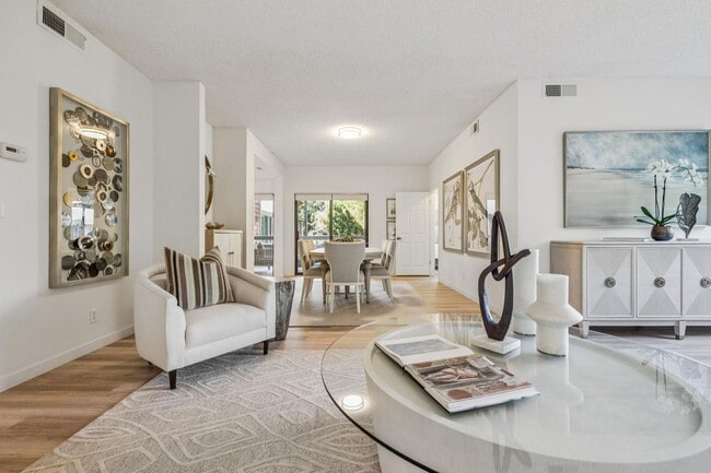 Building Photo - Elegant 2BR Condo with Golf Course Views i...