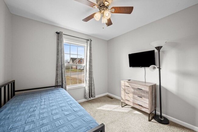 Building Photo - Pet Friendly, Bonus Room and Fenced Backyard!