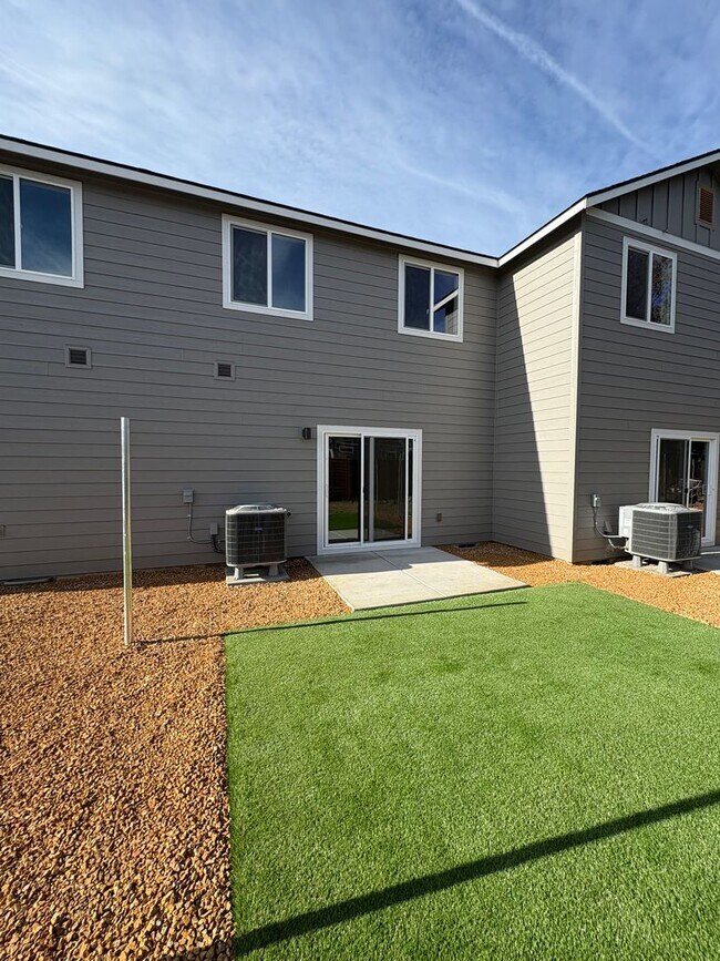 Building Photo - Brand New Stunning 3 Bed/2.5 Bath Townhouse-Old Farm District