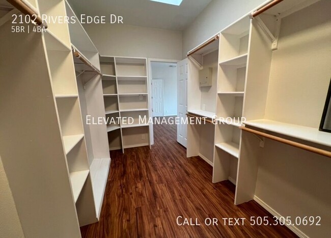 Building Photo - Spacious 5 Bedroom, Views, Refrigerated Ai...