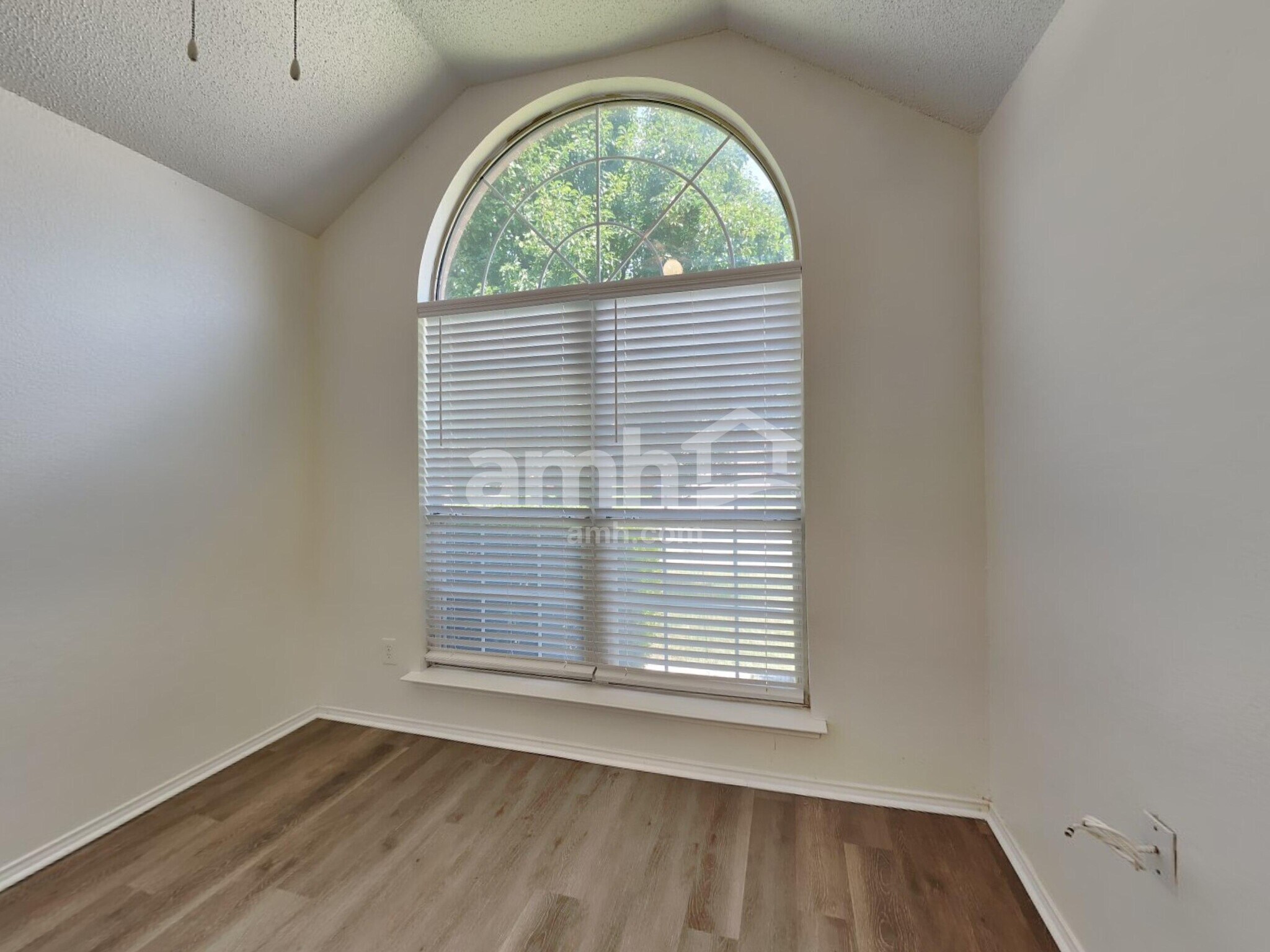 Building Photo - 605 Arbor Ln