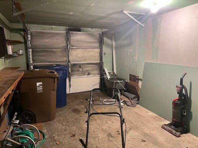 Building Photo - 929 E 57th St