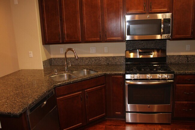 Building Photo - Beautiful 3 Bed, 3 Bath Condo in Perfect M...
