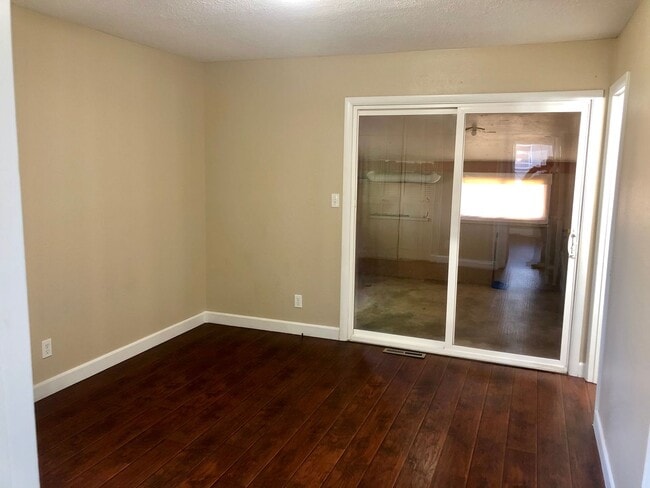 Building Photo - 3 bedroom 1.5 bathroom home Available Now