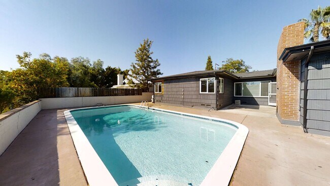 Building Photo - 5336 E Falls View Dr