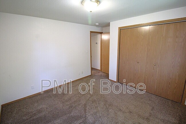 Building Photo - 8013 W Queen Ct
