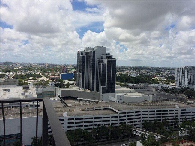 Building Photo - 555 NE 15th St