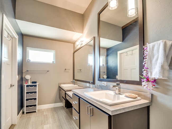 Building Photo - Modern 3 Bedroom with  Lofted Office - All...