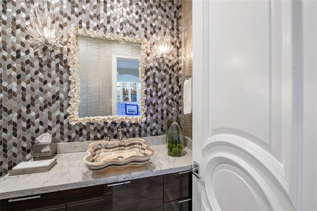 Building Photo - 2307 N Riverside Dr