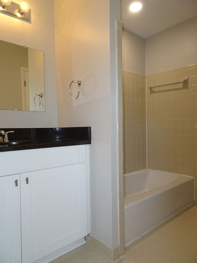 Building Photo - 3 Bedroom 2.5 bath Townhome rental in Rale...