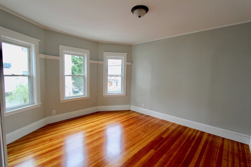 Building Photo - 137 Pleasant St