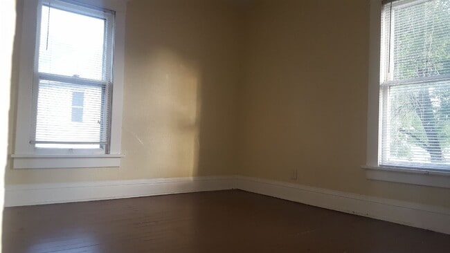 Building Photo - 1122 Wellington St