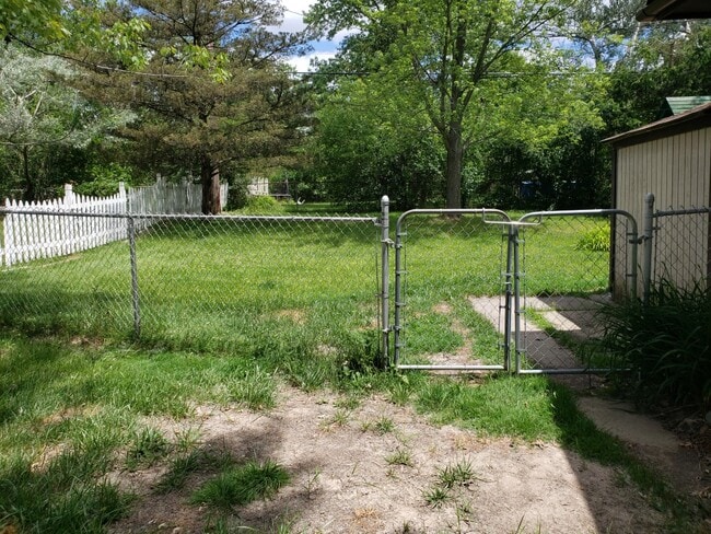 Building Photo - 24694 Creekside Dr