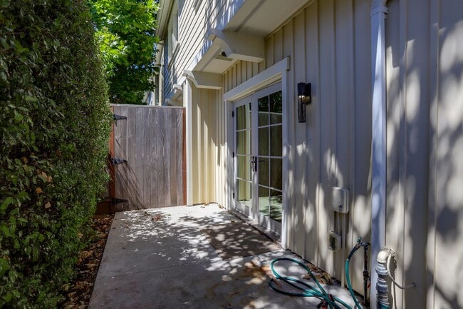 Building Photo - 2 Bed / 2.5 Bath Luxurious townhome near d...