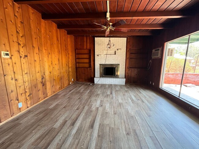 Building Photo - 3 Bedroom/2 bathroom home now available in...