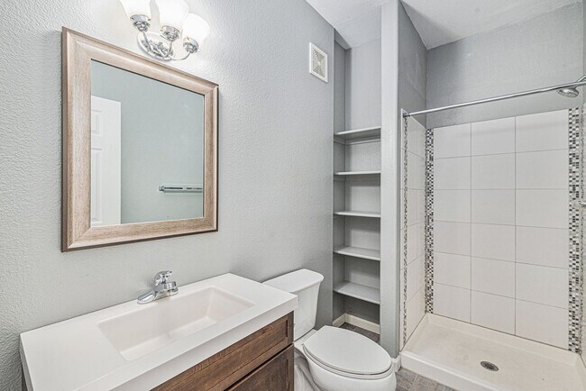 Building Photo - Spacious 2 bedroom home in the heart of Pa...