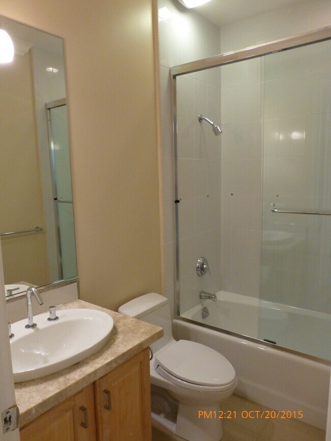 full bathroom-between east & west bedrooms - 1596 Dolores St