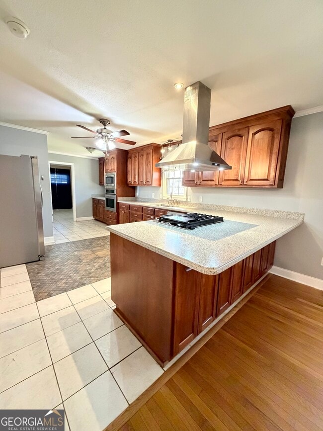 Building Photo - 560 Greencrest Dr