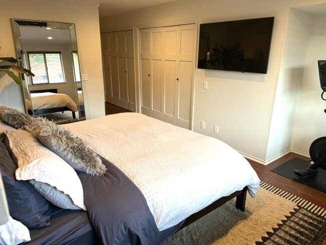 Building Photo - Fully Furnished Greenbrae Condo on Corte M...