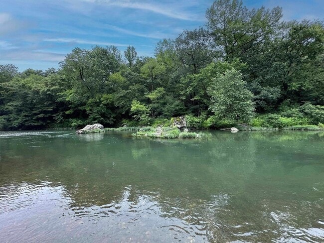 Building Photo - 896 Vaughn Rd