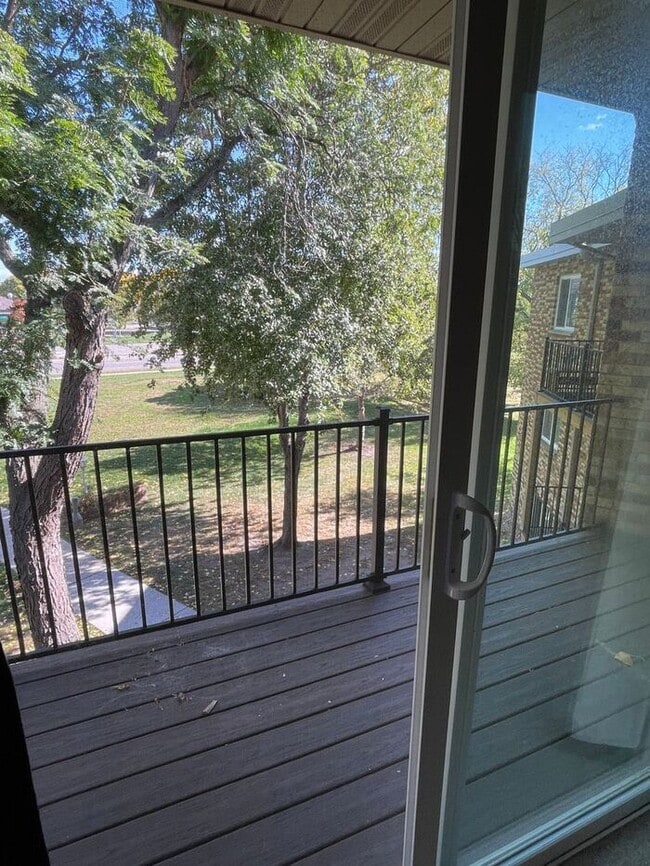 Building Photo - Main Floor, Excellent Condition, Video Wal...
