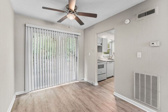 Building Photo - 912 Donaldson Rd