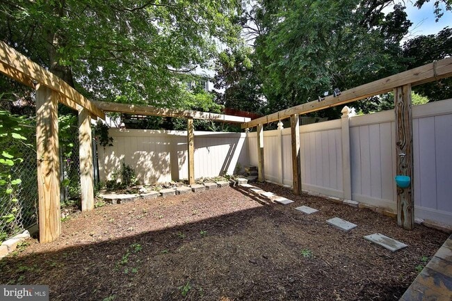 Building Photo - 396 Delmar St