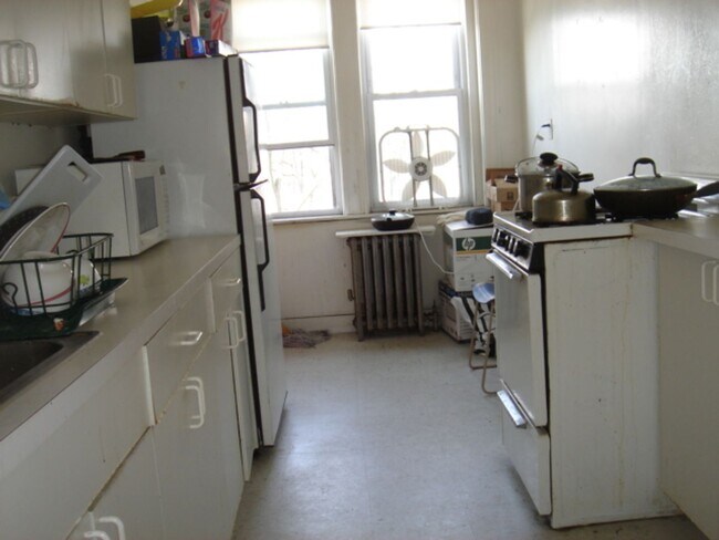 Building Photo - June Split 2 bed Heat Hw Inc NO FEE Students ok  Laundry, Huge sunny bedrooms