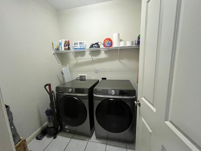 Building Photo - 724 Royal Bonnet Dr