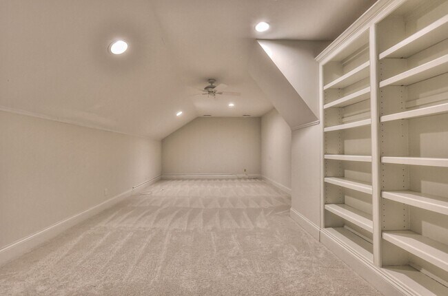 Building Photo - Stunning Executive Townhome in the Heart o...