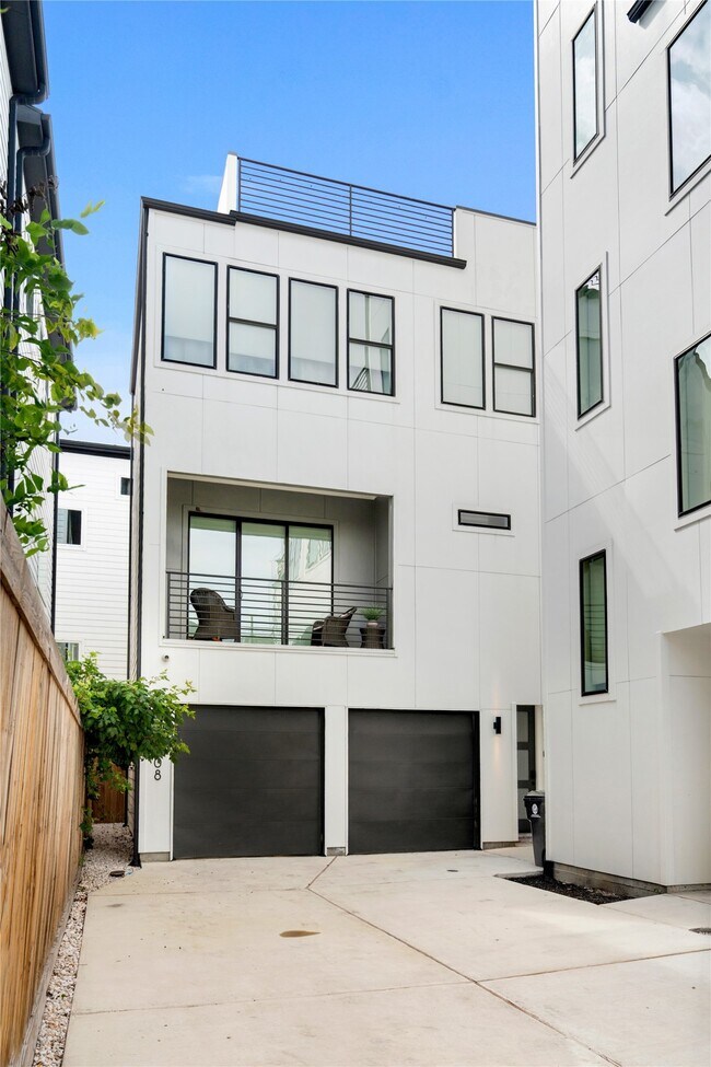 Building Photo - 3008 Delano St