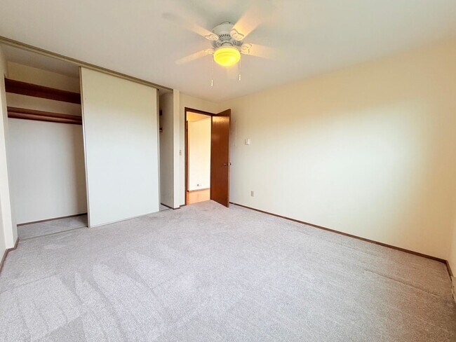 Building Photo - Bright Penthouse Corner Unit w/Garage Parking included - Panoramic Views in Ballard!