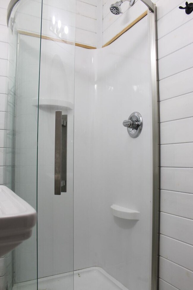 Building Photo - Bright and Spacious 3 Bedroom Furnished Rental