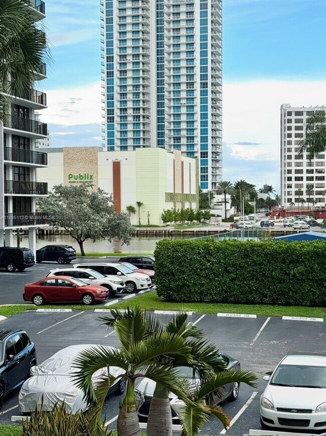 Building Photo - 600 Parkview Dr