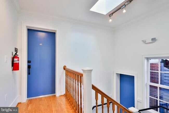 Primary Photo - 221 S Alfred St