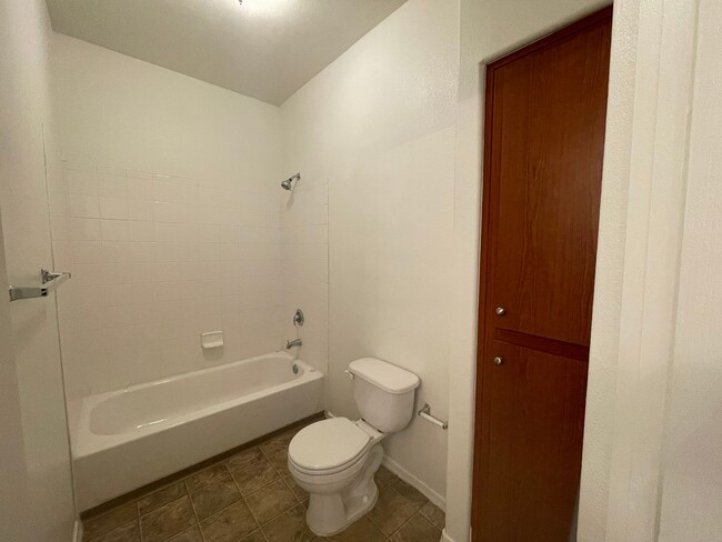 Building Photo - NEW CARPET AND PAINT, 2 bed/2 bath/ 1 CG/ ...